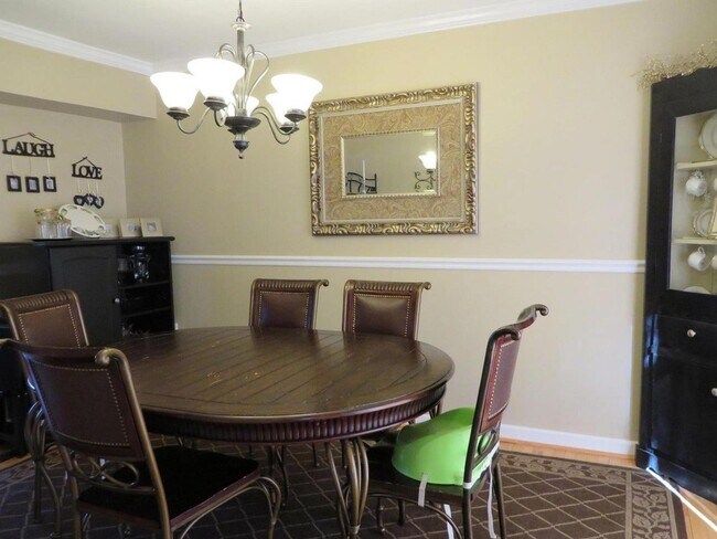 Building Photo - Beautiful 3 BR/2.5 BA Townhome in Millersv...