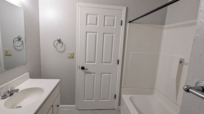 Building Photo - Quiet 4/2 in the Arcata Bottoms