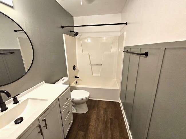Building Photo - Recently renovated condo near Crabtree!