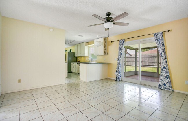 Building Photo - 137 Peppertree Dr