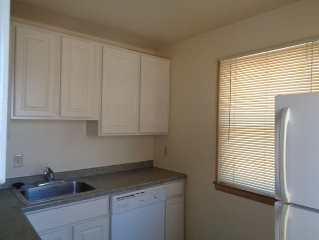 Building Photo - 1135