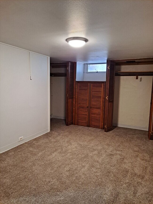 Building Photo - ALL PROSPECTIVE TENANTS MUST SUBMIT A $58 ...