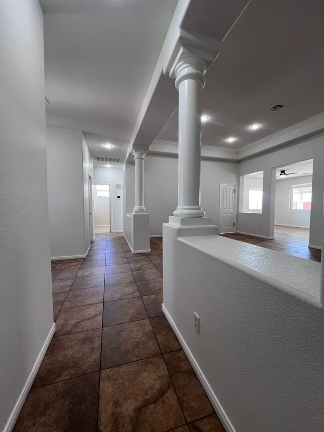 Building Photo - Stunning 4-Bed 3 Car Garage Gated Single S...