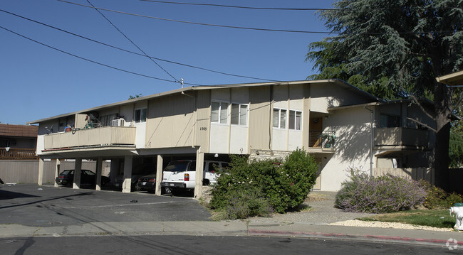 Primary Photo - Lacey Apartments [por]