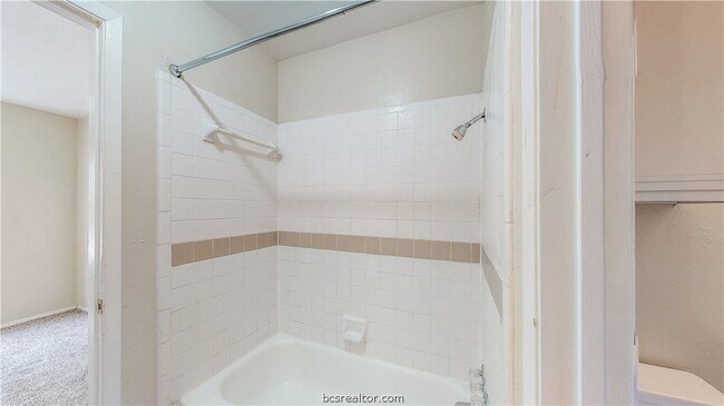 Building Photo - 303 Manuel Dr