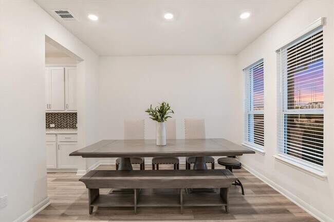 Building Photo - 737 Leeward Pass