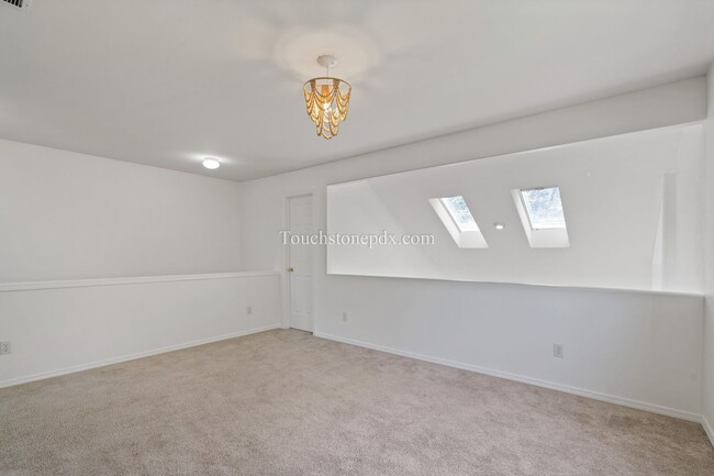 Building Photo - Newly Updated 2 Bed/2 Bath Home in Private...