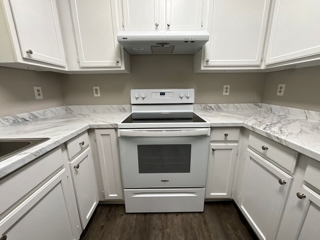 Building Photo - 2709 Ingleside Dr