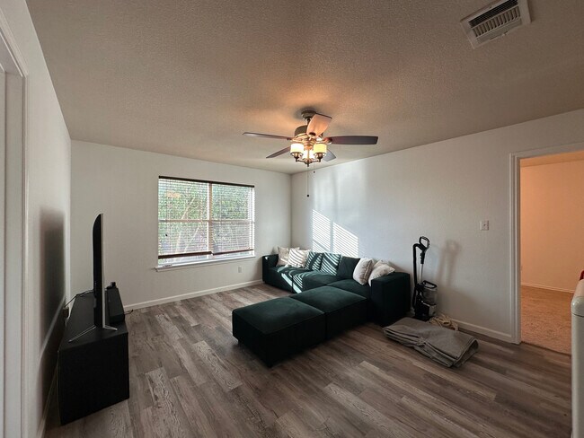 Building Photo - 2101 Charlotte Estates Dr