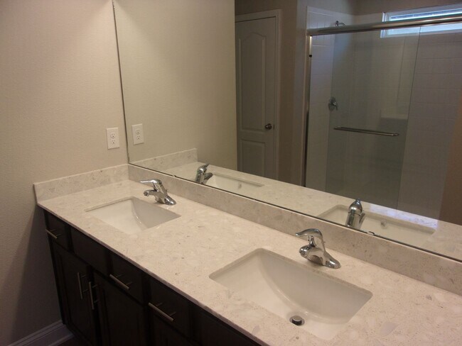 Building Photo - 4 bed/3 bath Beautiful Home with Amenities!