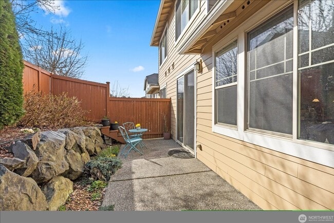 Building Photo - New! 3BD/2.5BTH Modern Townhouse in Greekb...