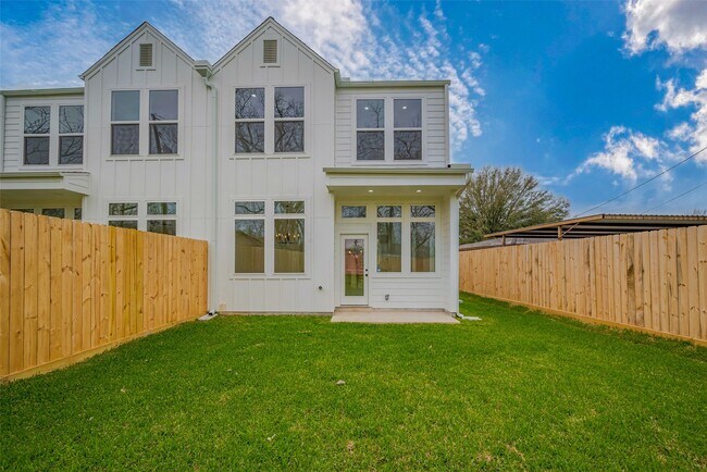 Building Photo - 918 St Clair St