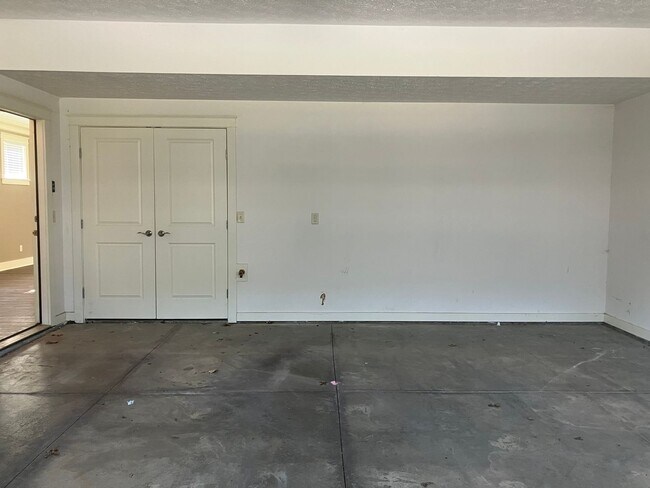 Building Photo - Maintenance free 3 bedroom 2.5 bath home in Stow