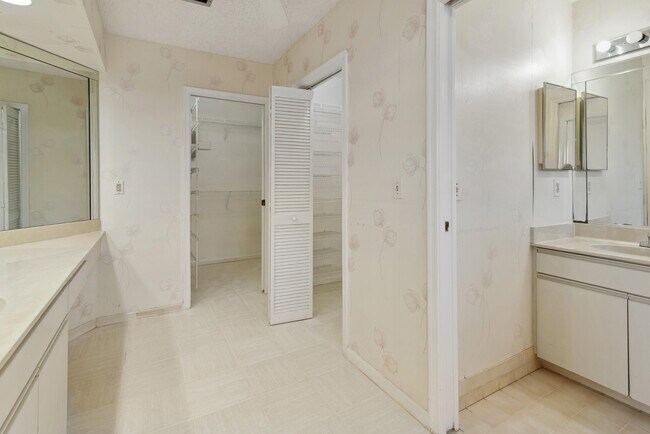Building Photo - 7842 Villa Nova Dr N