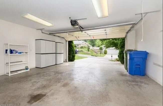 Building Photo - 7 Stonebridge Dr