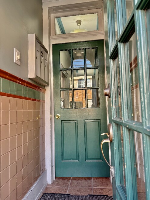 Building Photo - 302 Dickinson St