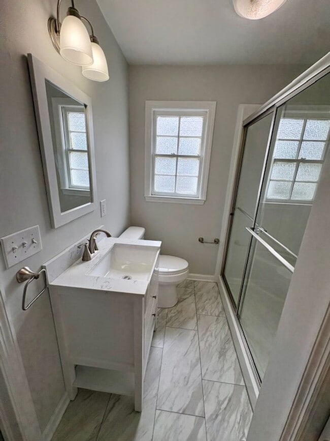 Building Photo - Charming Three Bedroom Duplex on Harborvie...