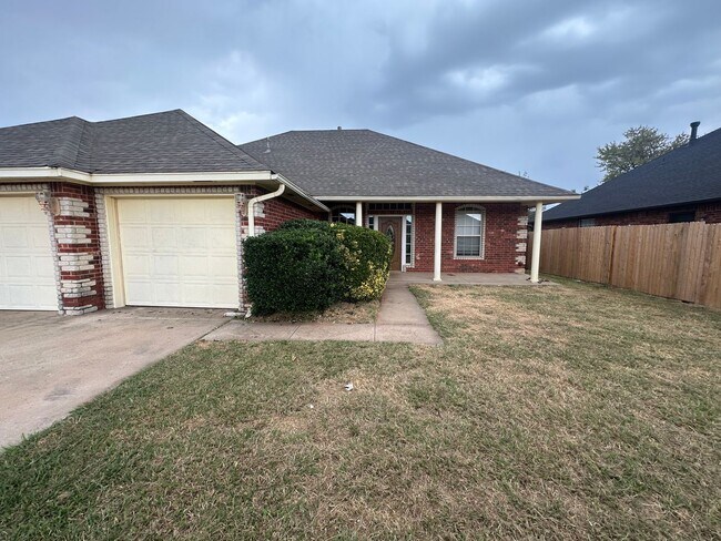 Building Photo - 2504 Thomas Dr