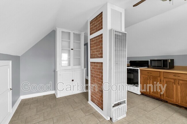 Building Photo - 319 W Utica St