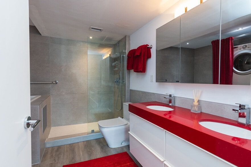 Master Bathroom - 900 Bay Dr