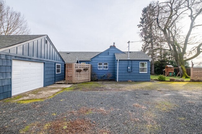 Building Photo - Charming 3-Bed 2 Bath Home with Spectacula...