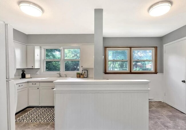 Building Photo - 211 E Meadowlark Rd