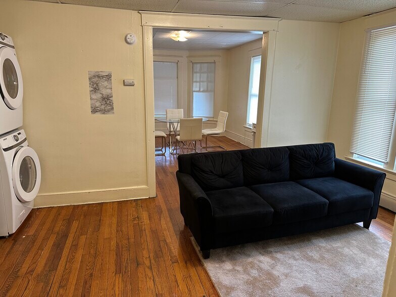 Building Photo - 32 Schiller St