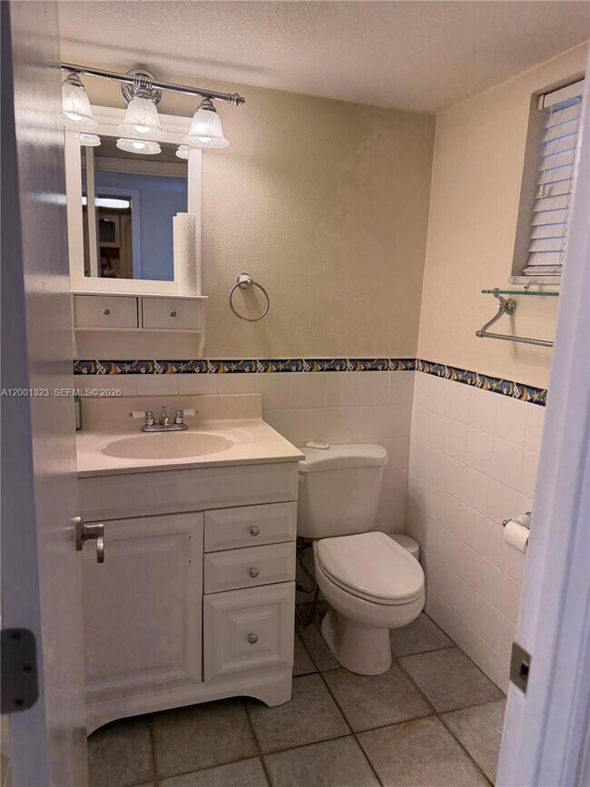 Building Photo - 100 Edgewater Dr