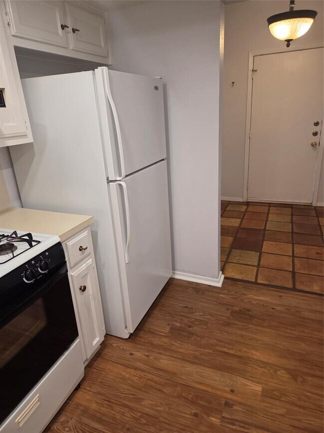 Building Photo - 8111 Baywood Dr