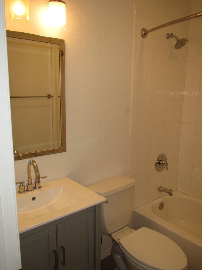 Building Photo - Adorable 2bedroom/1 bath Duplex on Wooded Lot