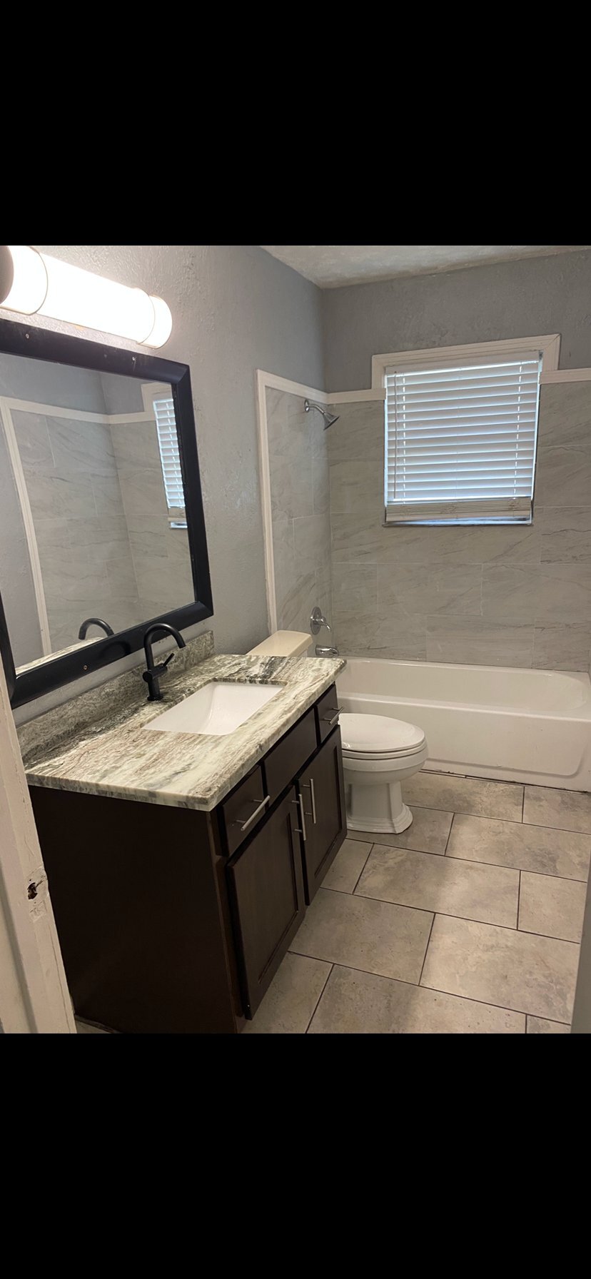 Building Photo - 418 E 1st St