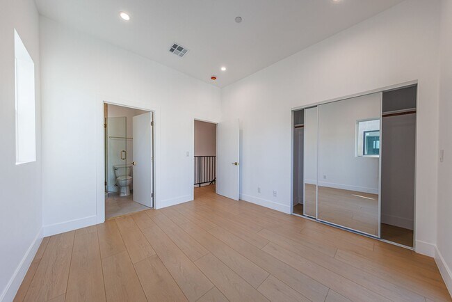 Building Photo - 5931 Woodman Ave