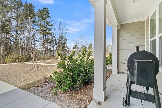 Building Photo - Modern Townhome in Prime Moncks Corner Loc...