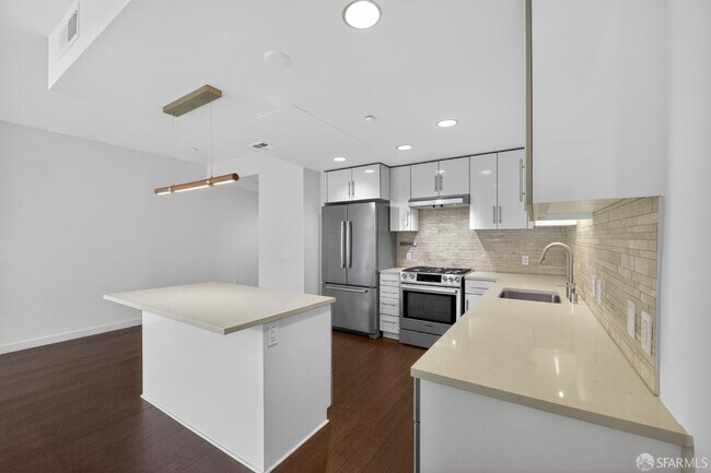 Building Photo - 570 Innes Ave