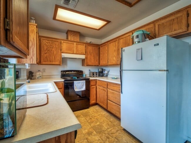 Building Photo - 1365 SW Sun Glo Dr