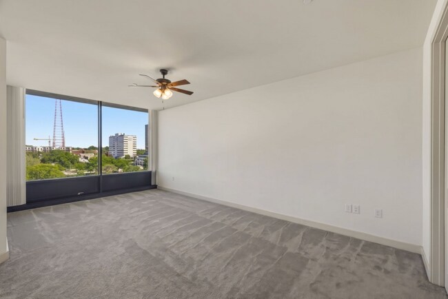Building Photo - 700 W 31st St