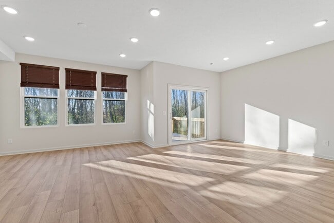 Building Photo - Luxury Townhome, Fishers Schools, Minutes from Shopping, Restaurants, and City Parks!