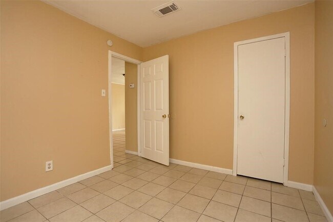 Building Photo - 2460 W Shane St