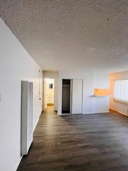 Building Photo - 1260 Beachwood Dr