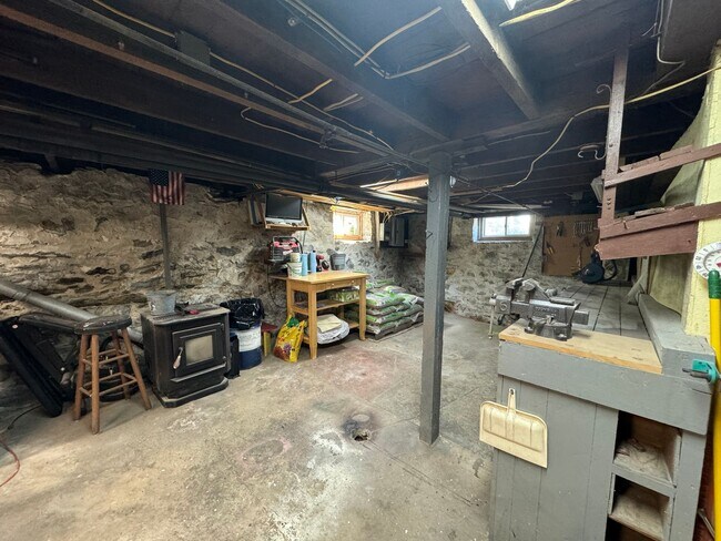 Building Photo - 3BD/1.5BA South Portland Single Family Home!! W/D In-Unit & Storage in Basement & Shed! Available...