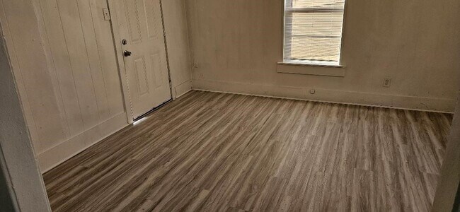 Building Photo - 2118 Elysian St