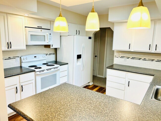 Building Photo - Beautiful Home, Close to Milford Lake