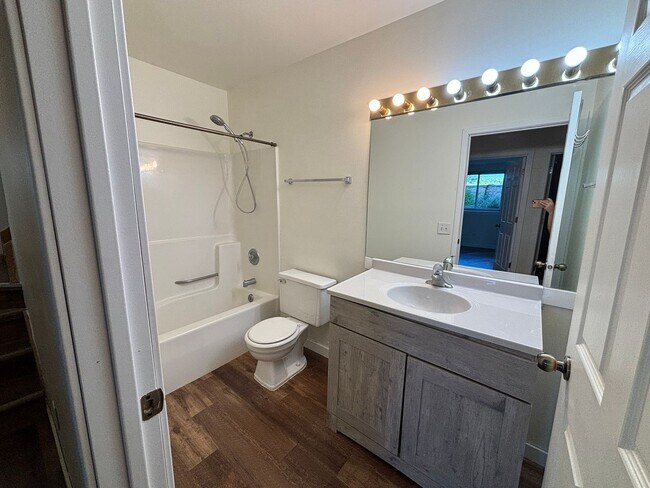 Building Photo - Edgartown Duplex
