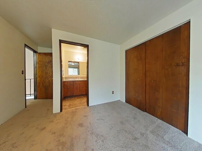 Building Photo - House ~ Close to Timberhill ~ Pet Friendly