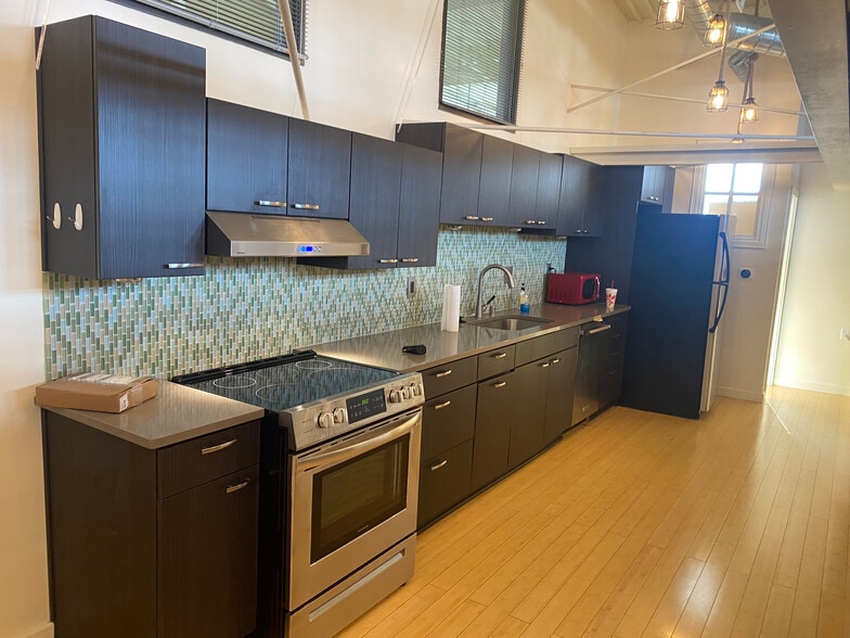 stainless steel appliances - 300 Tijeras Ave NE