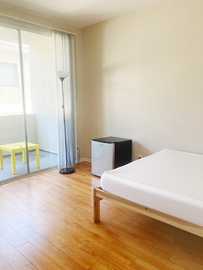 Building Photo - 1424 Amherst Ave