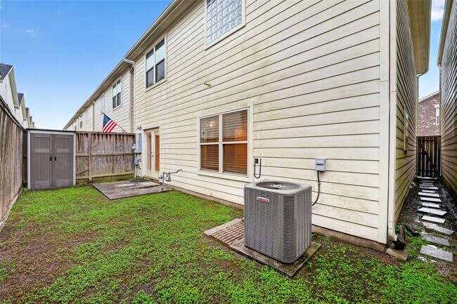 Building Photo - 3730 Main Poplar Dr