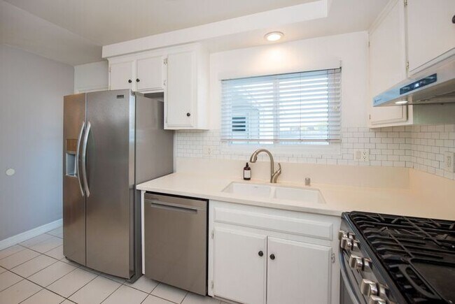 Building Photo - Walk to the Beach