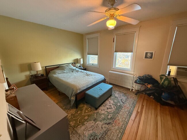 Building Photo - 1349 W 41st St