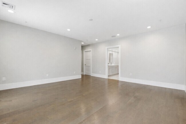 Building Photo - 377 W First St